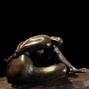 scultura bronzo Mario Pavesi artista reggiano arte corpo femminile donna piegata