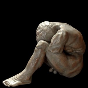 scultura bronzo Mario Pavesi artista reggiano arte corpo maschile ripiegato