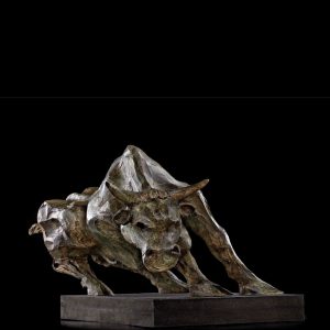 scultura bronzo Mario Pavesi artista reggiano arte toro sdraiato animali